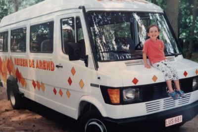 Stefan Geudens op de motorkap van de Mercedes Vario 1985