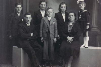 Familie Geudens familiefoto Karel Geudens met vrouw Laurence Van Hout en hun vijf kinderen; Rene, Liza, Jos, Jeanne en Maria circa 1940