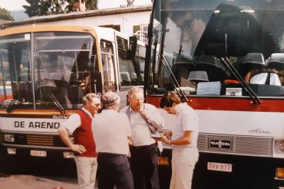 Jos Geudens Staf Matthijs Andre Willems en Carl Geudens aan het overleggen tijdens een reis bij hun Bova Europe en Vanhool Alizee circa 1982
