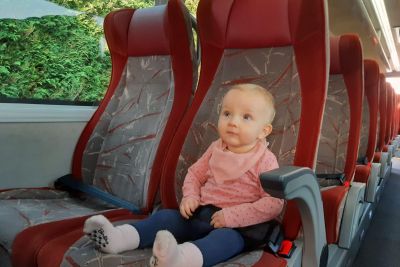 Lis Geudens film aan het kijken in de Otocar Vectio T circa 2020